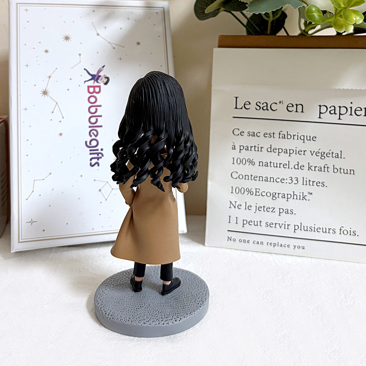Figura cabezona personalizada para mujer: estilo de trabajo con taza de café