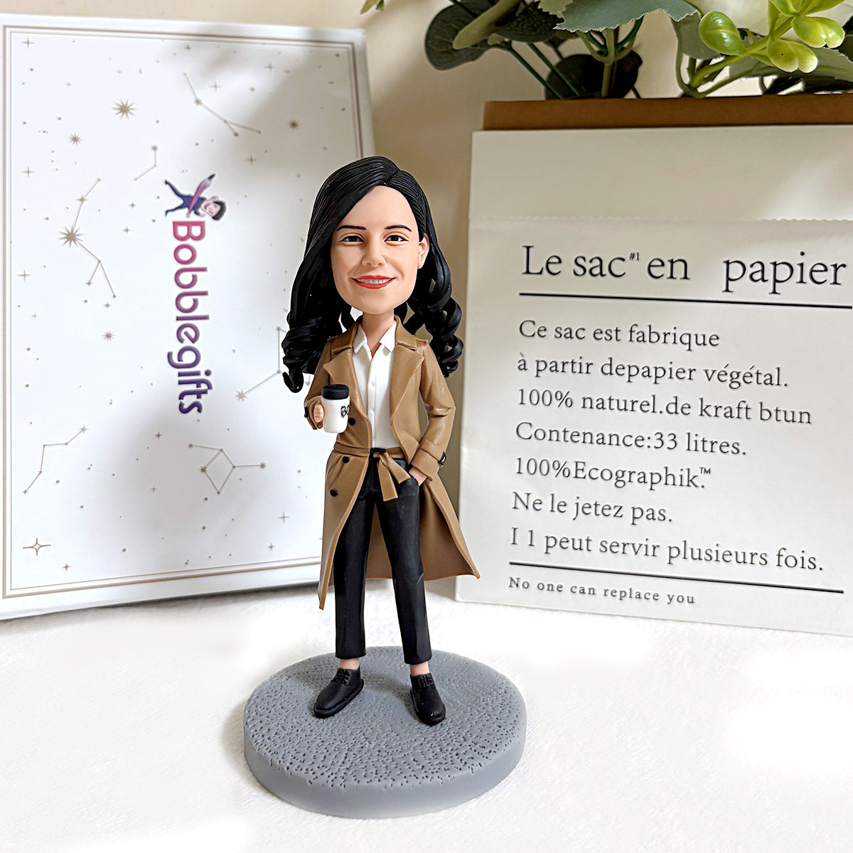 Figura cabezona personalizada para mujer: estilo de trabajo con taza de café