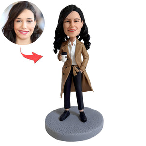 Figura cabezona personalizada para mujer: estilo de trabajo con taza de café