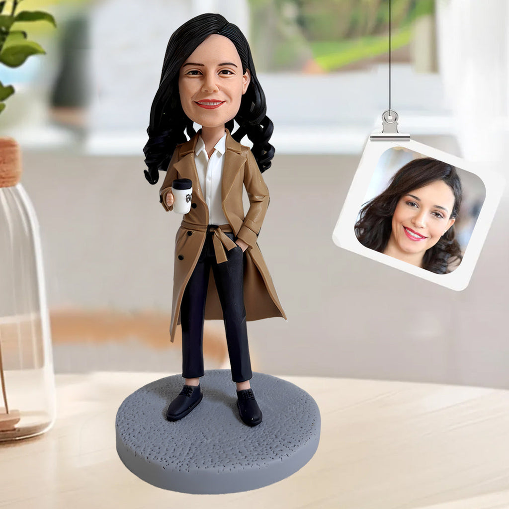 Figura cabezona personalizada para mujer: estilo de trabajo con taza de café