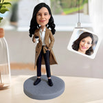 Figura cabezona personalizada para mujer: estilo de trabajo con taza de café