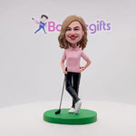 Cabezudo de golf femenino feliz en camisa rosa