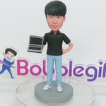 Ingeniero de software masculino Cabezudo personalizado con computadora