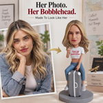 Figura cabezona personalizada sentada en una maleta