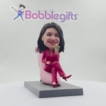 Cabezudo de dama elegante personalizado sentado en tacones altos