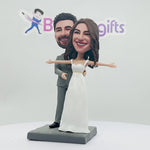 Boda personalizada Cabezudo pareja abrazando la cintura